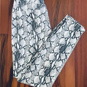 FRAME Ali High Rise Cigarette denim jeans in Gris Multi snakeskin print size 26